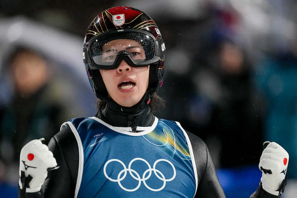 【画像・写真】【ジャンプ】二階堂蓮、悲願金メダルに届かず　LH銀も「悔しい～！」　父・学さんと抱き合って号泣
