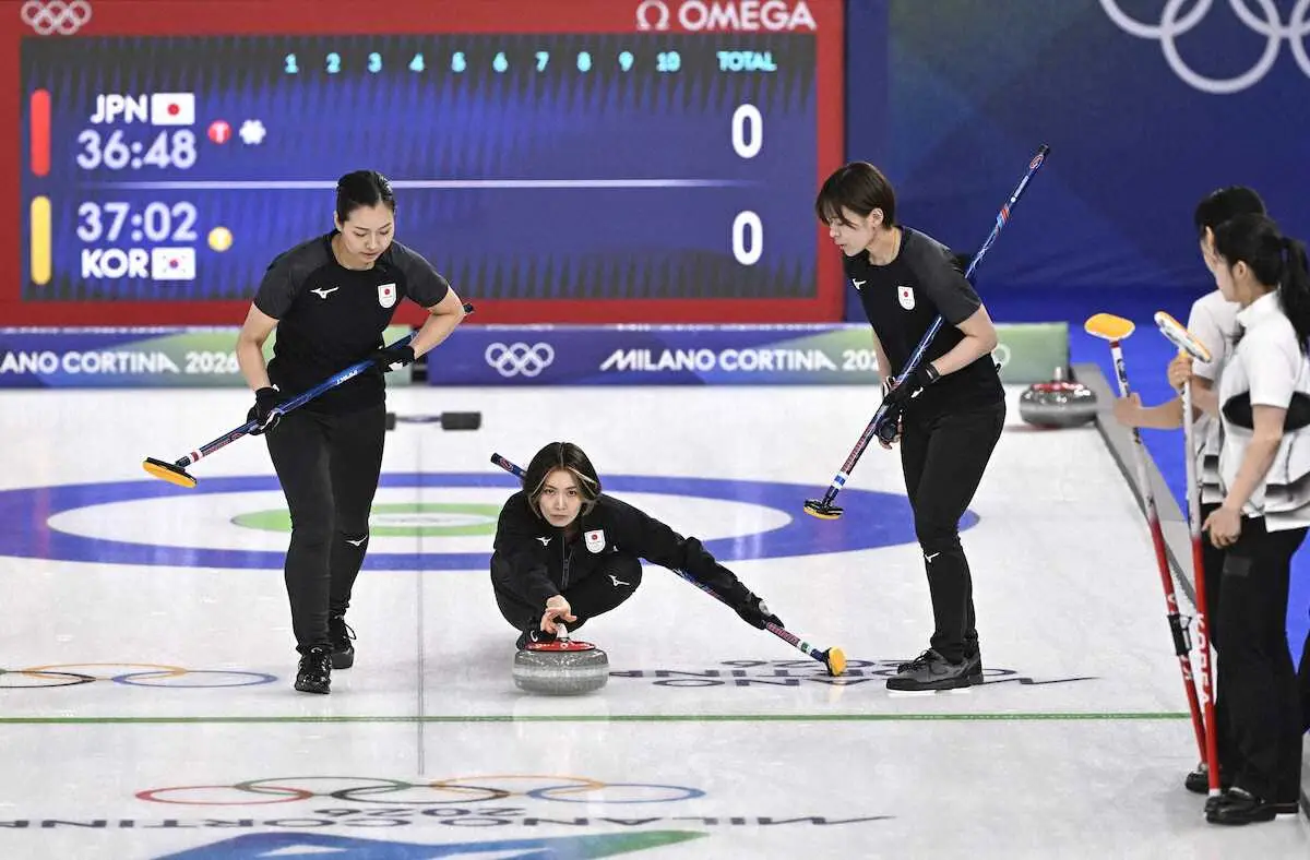 【画像・写真】＜日本・韓国＞第1エンド、ショットを放つ吉村。左は近江谷、右は小野寺（共同）