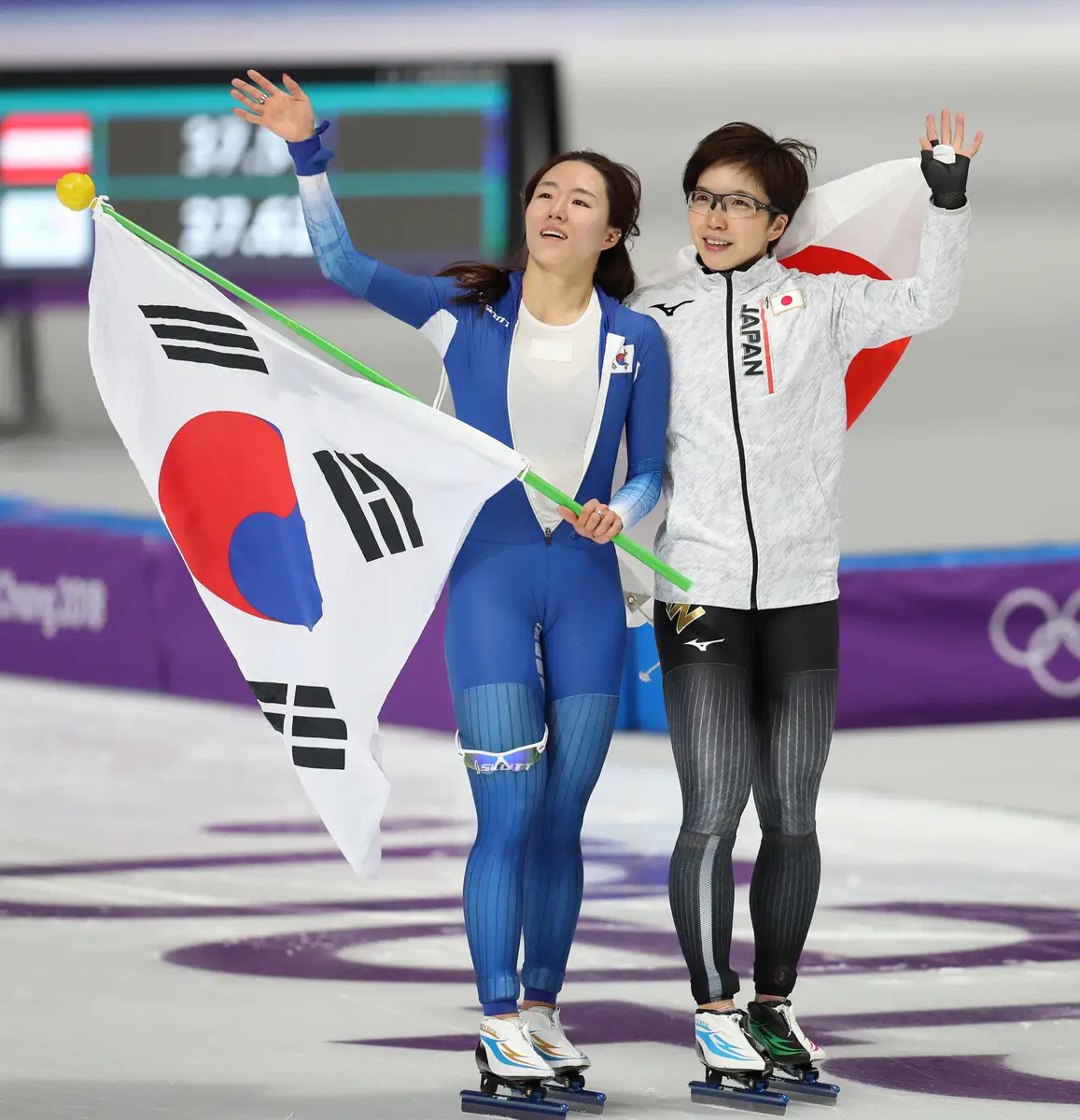 【画像・写真】2018年平昌冬季五輪スピードスケート女子500メートル終了後、銀メダルの李相花（左、韓国）とともに場内を一周する金メダルの小平奈緒