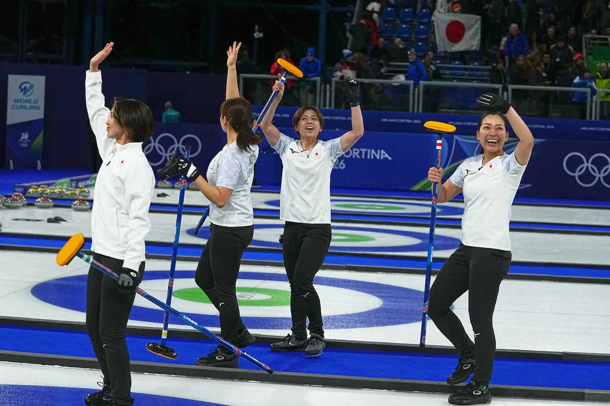 【画像・写真】＜カーリング＞スイスを破りスタンドへ手を振る日本代表フォルティウスのメンバー（AP）