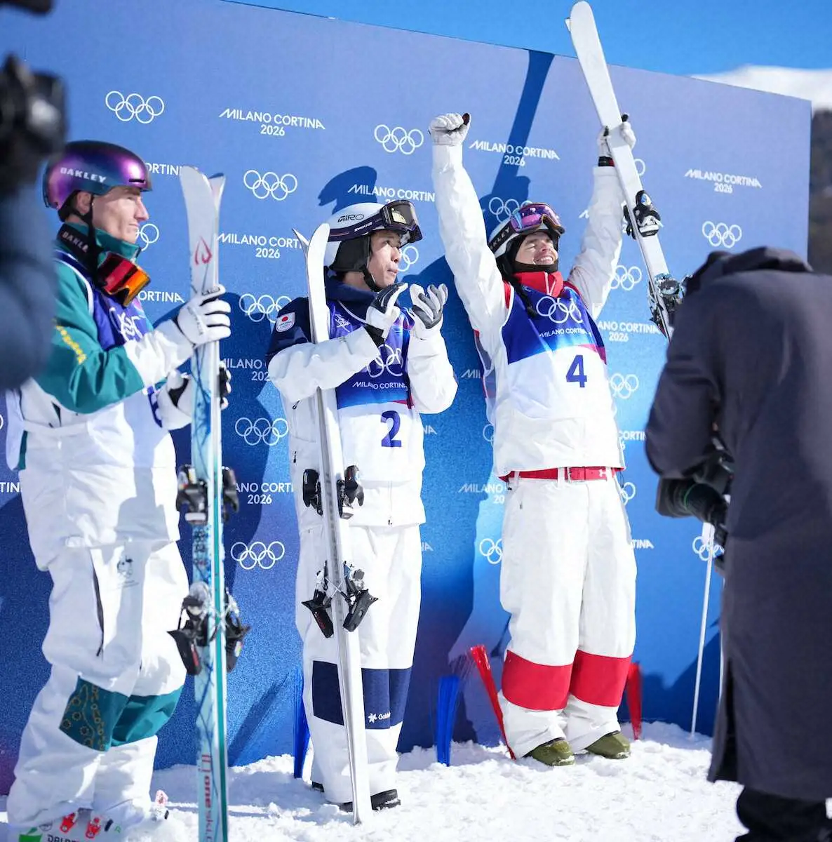 【画像・写真】＜ミラノ・コルティナ五輪　フリースタイルスキー男子デュアルモーグル＞金メダルのキングズベリー（右）を称える堀島行真（右から2人目）（撮影・小海途　良幹）