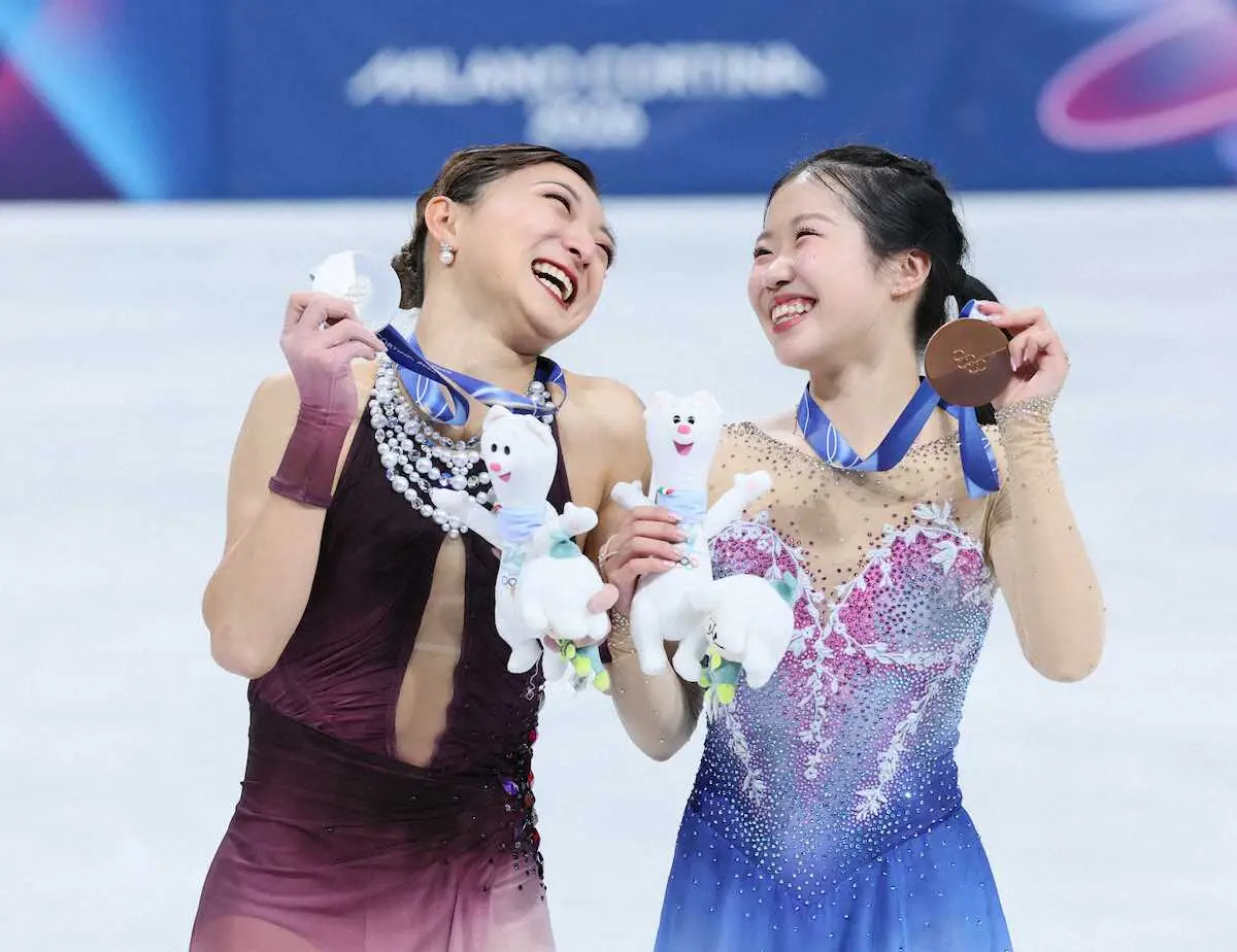 ミラノ・コルティナ五輪 フィギュアスケート＞メダルを手に笑顔の坂本
