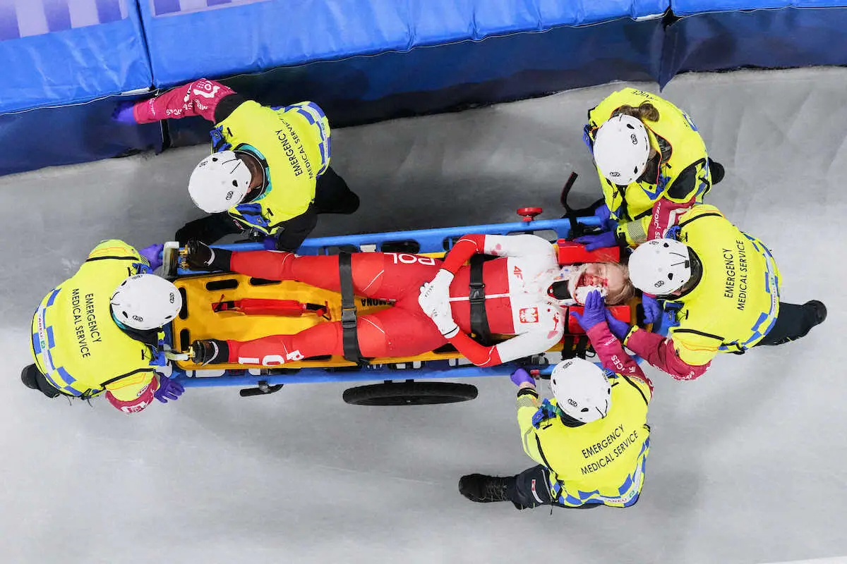 【画像・写真】女子1500メートル準々決勝、たんかで運び出されるポーランド選手（AP）