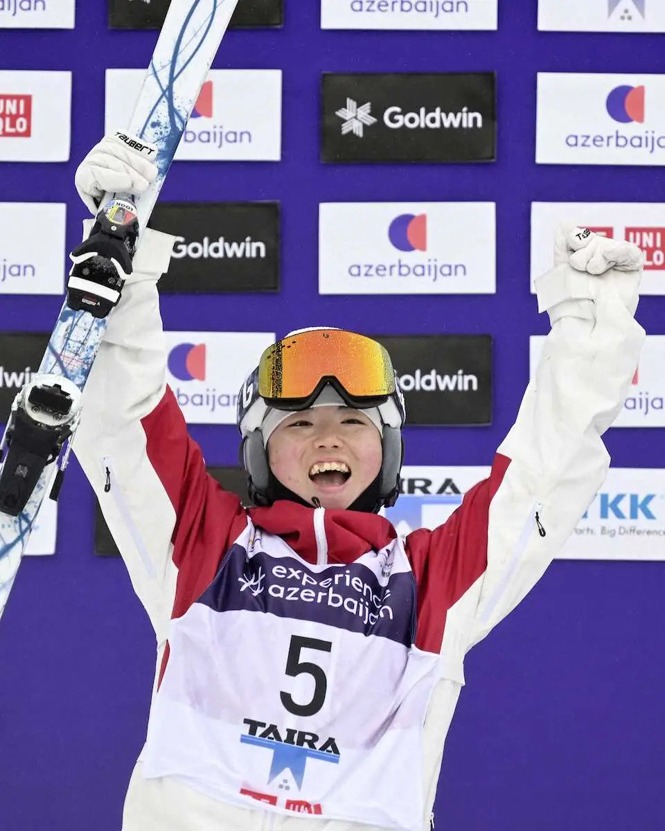 【画像・写真】女子モーグルの表彰式で笑顔を見せる2位の冨高日向子