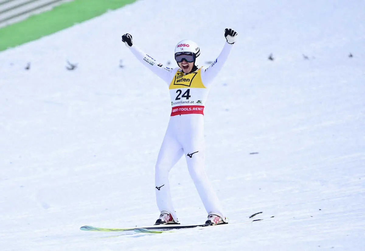 【画像・写真】W杯ジャンプ男子第22戦で大飛躍を見せ、喜ぶ内藤智文（ロイター）
