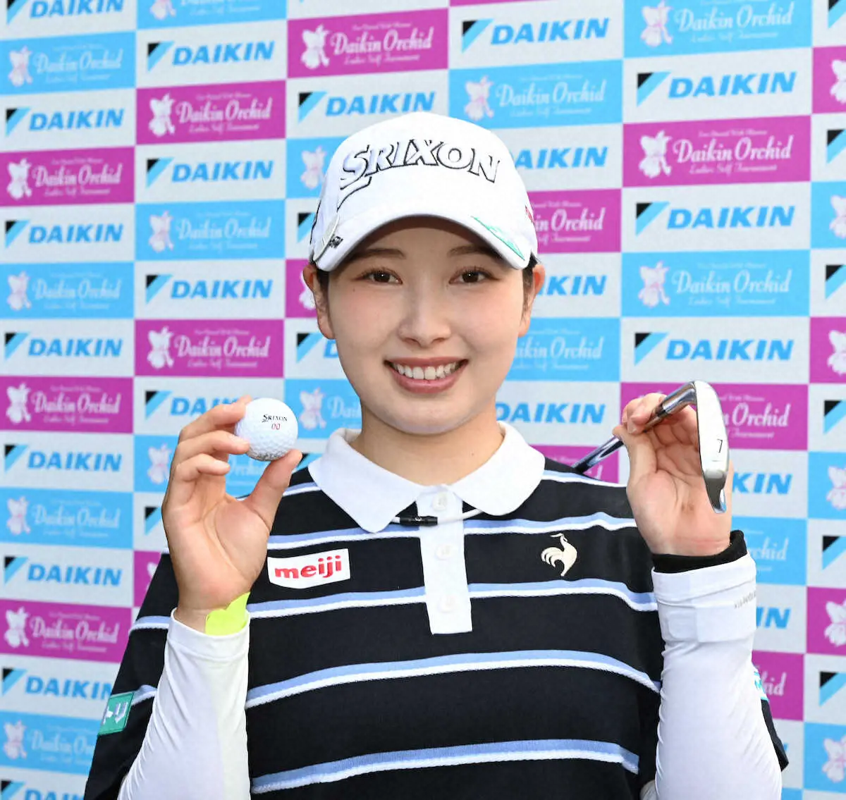 【画像・写真】＜ダイキン・オーキッド・レディース　2日目＞ホールインワンのボールを手に笑顔の小祝（大会提供）