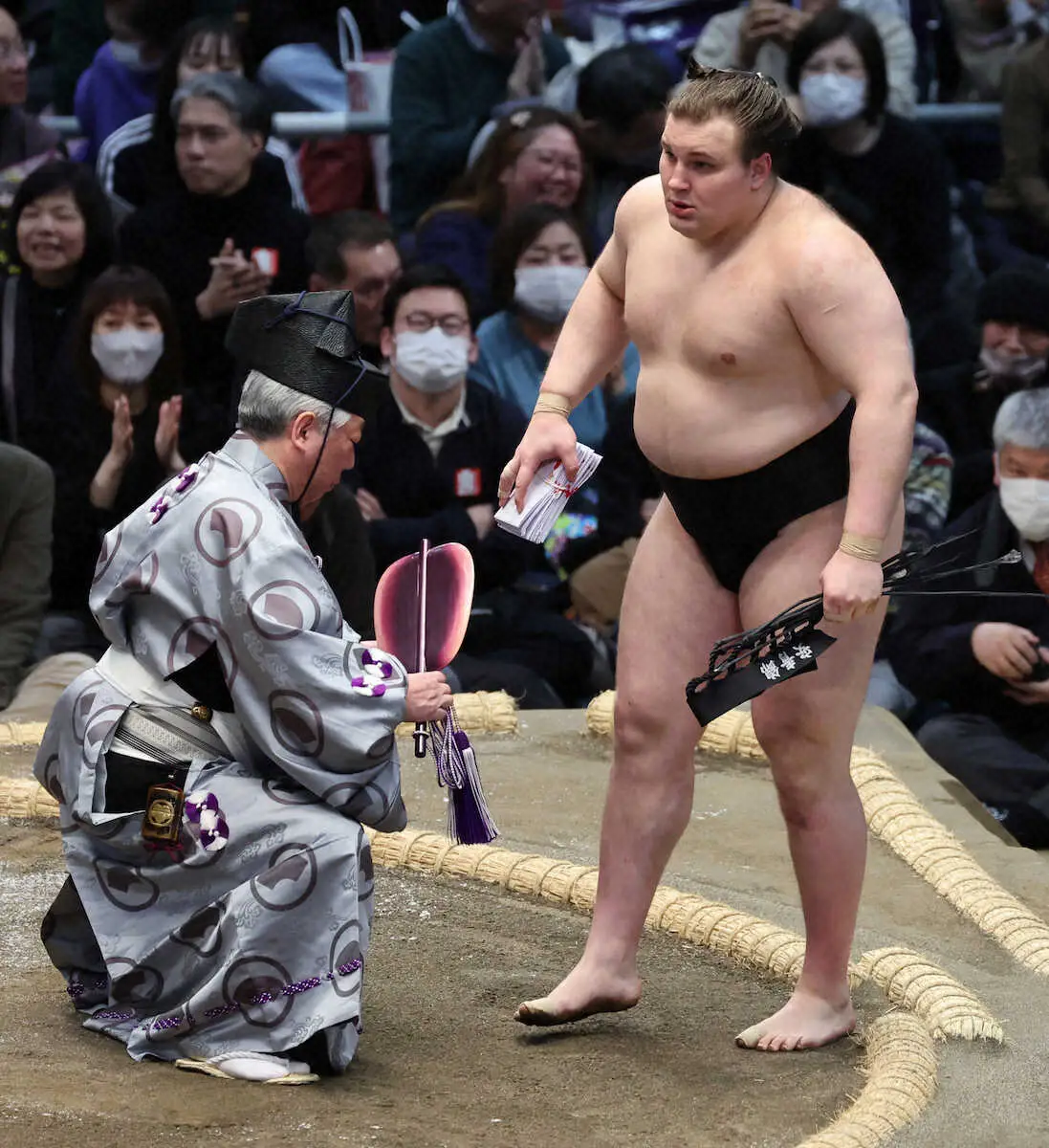【画像・写真】＜大相撲春場所初日＞綱獲りの安青錦は初日を白星で飾り、懸賞金の束を手に仁王立ち（撮影・長嶋　久樹）