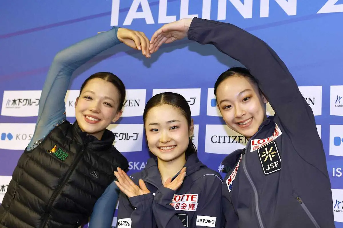 【画像・写真】記者会見でポーズをとる（左から）2位のハナ・バース、優勝の島田麻央、3位の岡万佑子