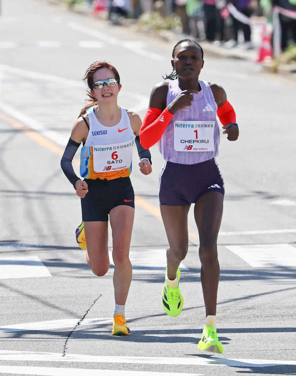 【画像・写真】シェイラ・チェプキルイ（右）と併走する佐藤早也伽