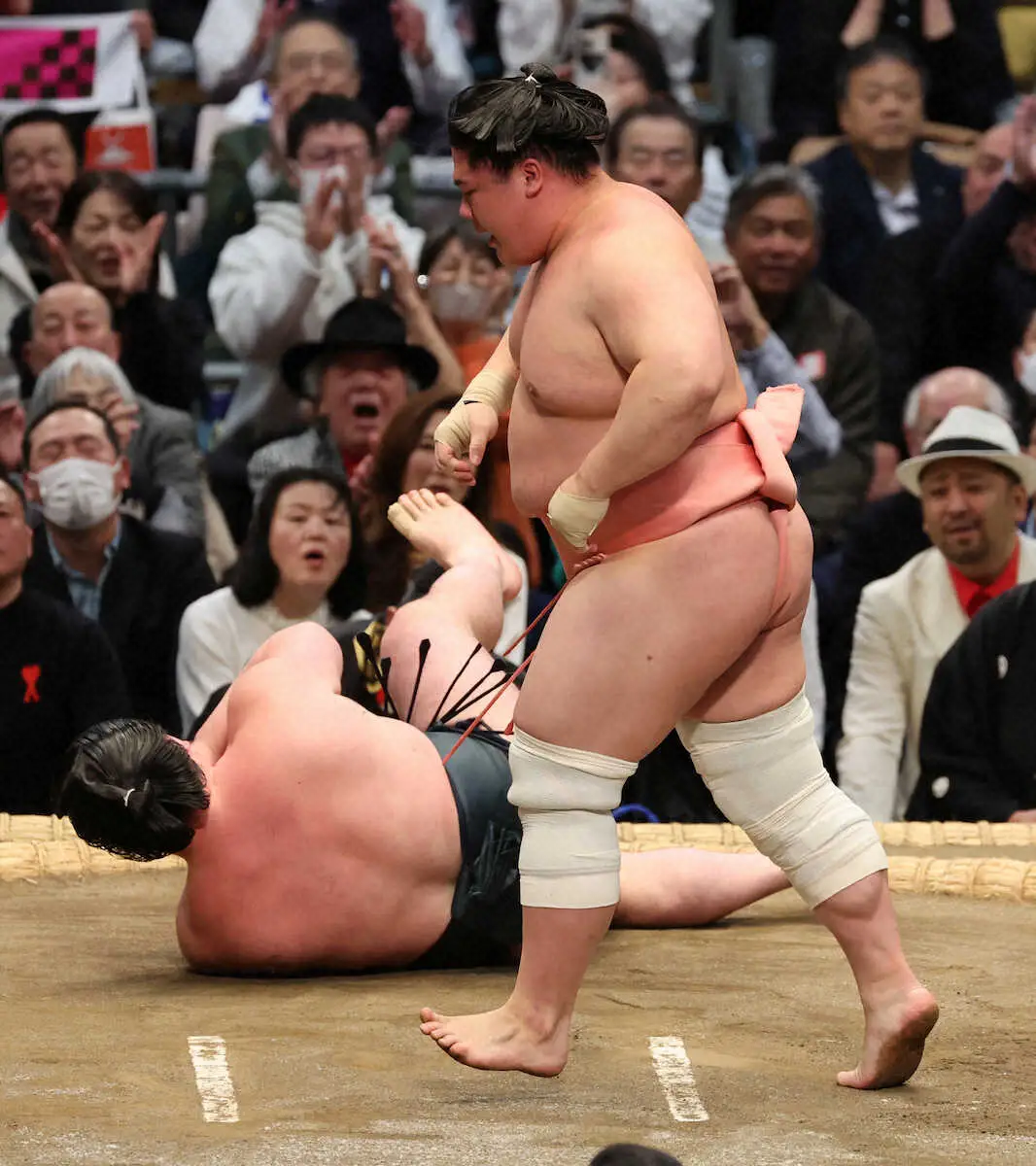 【画像・写真】ご当所で人気業師の宇良が初日から3連勝　時疾風を突き落とす