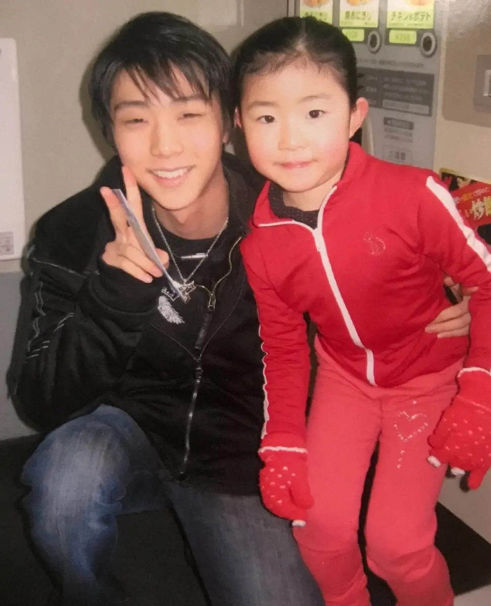 【画像・写真】羽生結弦さん（左）とツーショットに納まる幼少期の千葉百音（本人提供）