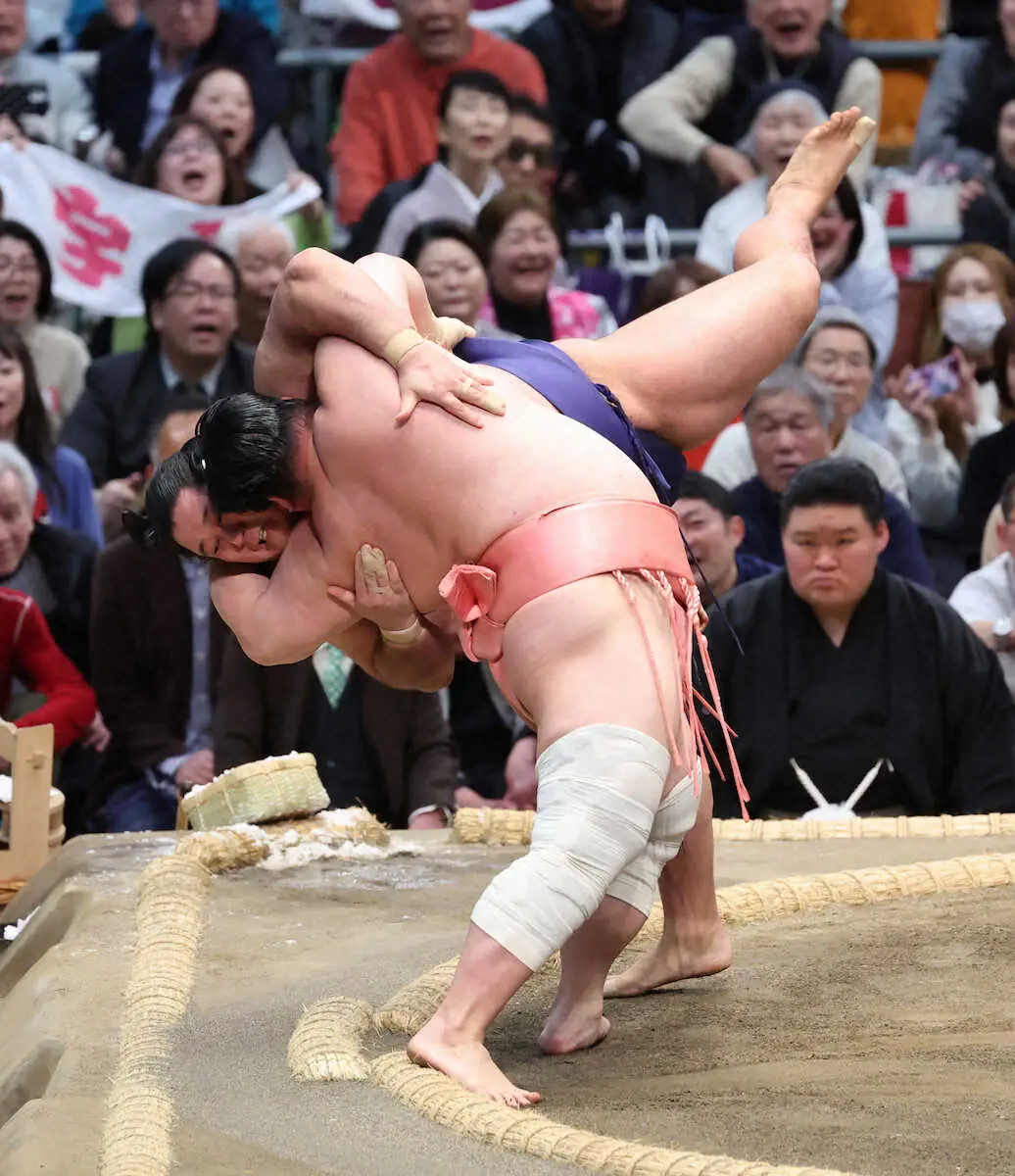 【画像・写真】宇良は“ほぼ反り技”逆転の下手投げ　ご当所で喝采を浴びる