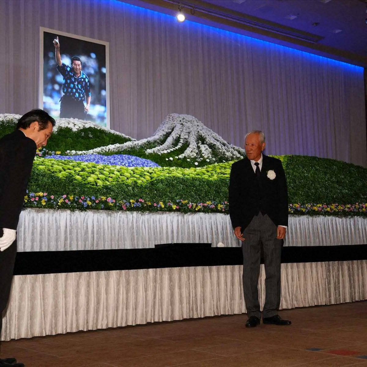 【画像・写真】＜尾崎将司さんお別れの会＞弔辞を述べ献花する青木氏（撮影・西尾　大助）