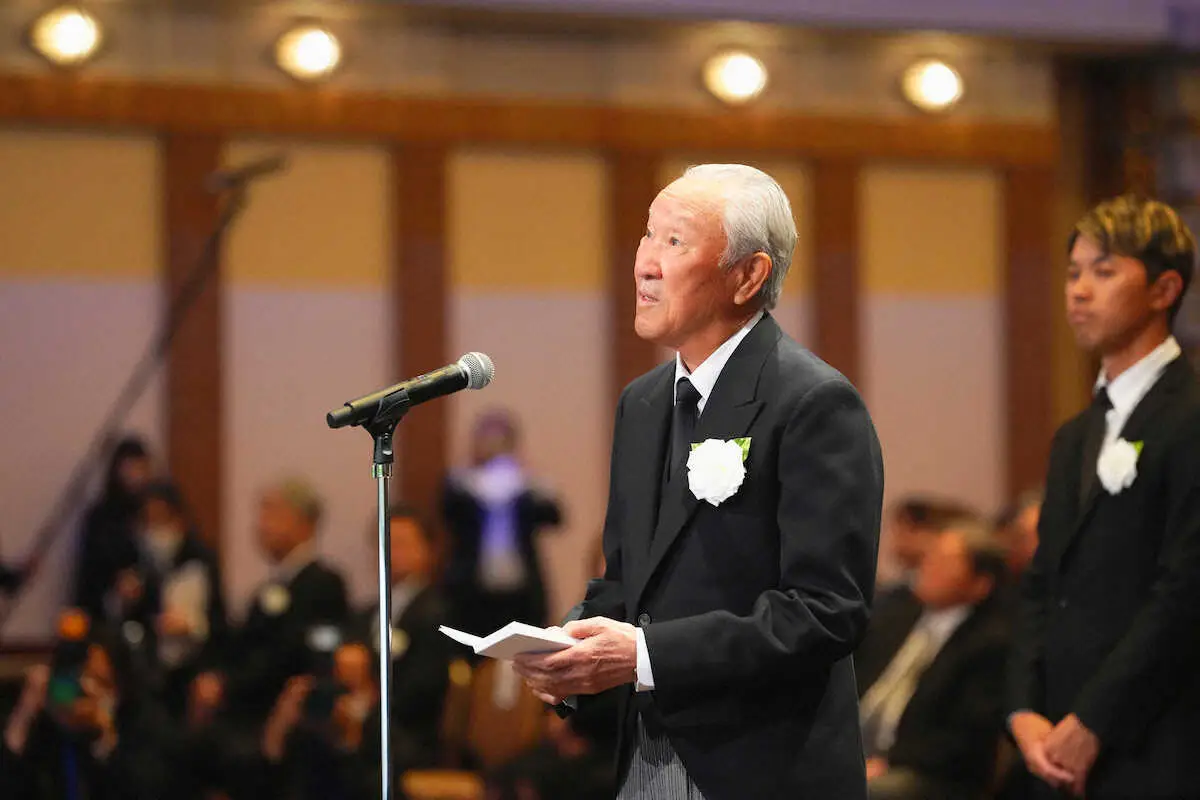 【画像・写真】＜尾崎将司さんお別れの会＞弔辞を読む青木（お別れの会事務局提供）