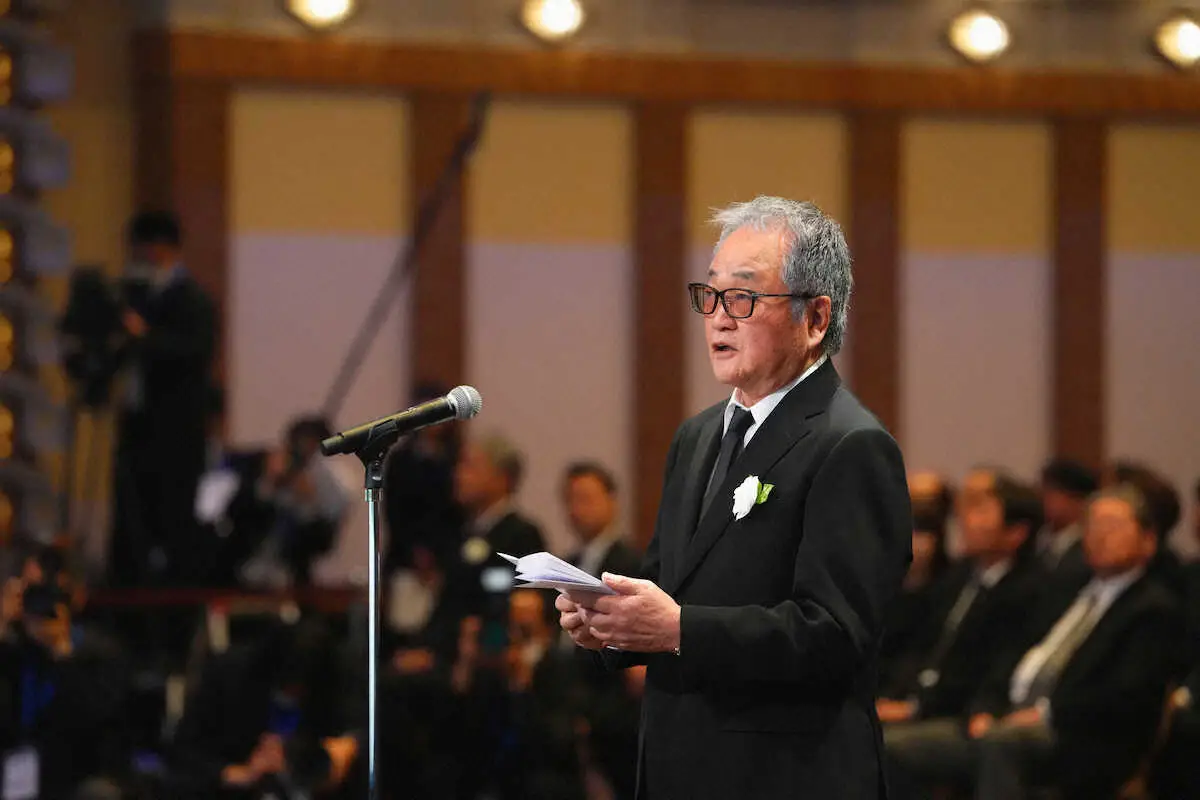 【画像・写真】＜尾崎将司さんお別れの会＞弔辞を読む佐野木氏（お別れの会事務局提供）