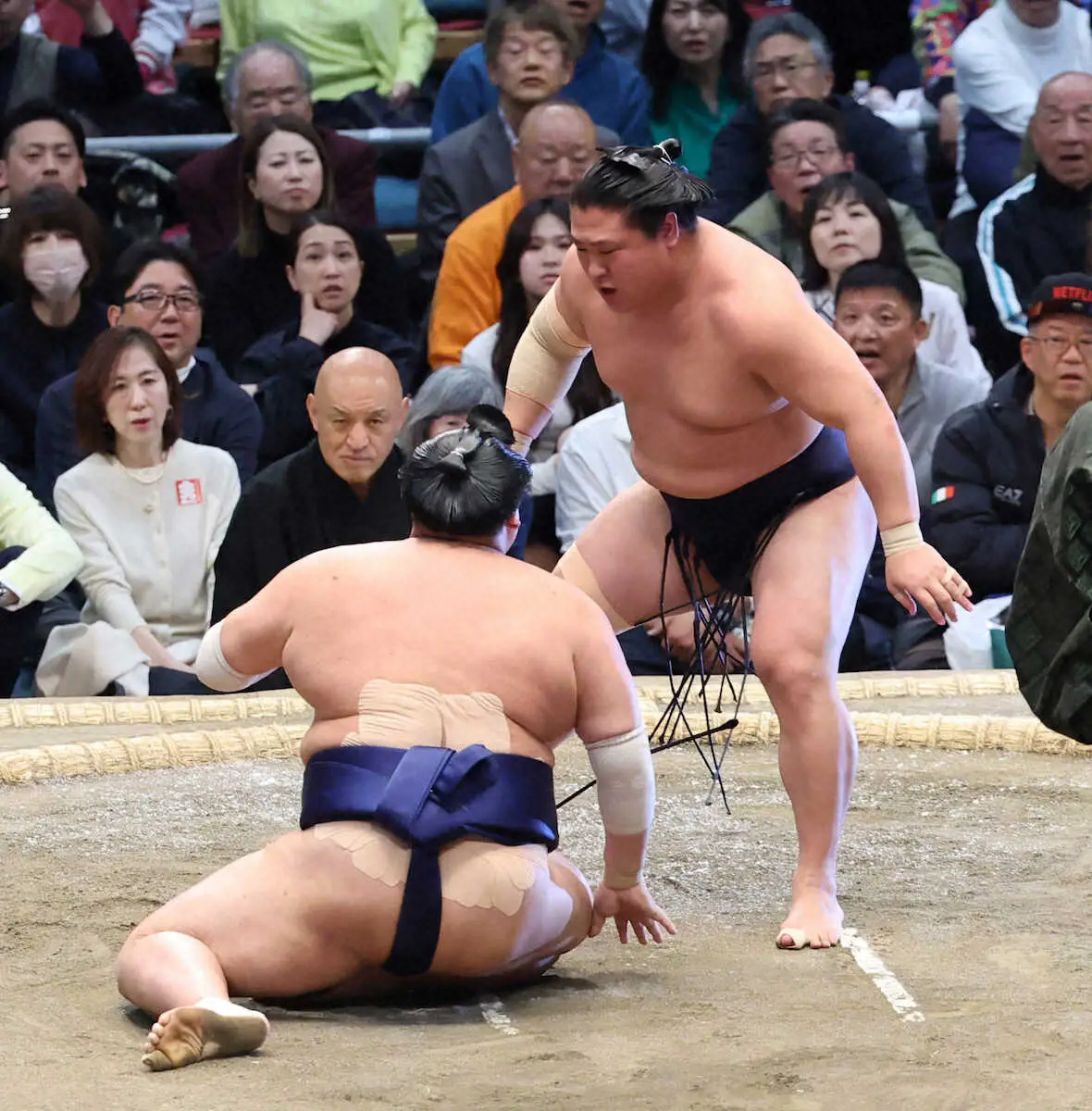 【画像・写真】右肘に痛みを抱える若隆景が勝ち越し　阿炎を押し倒して顔をしかめる