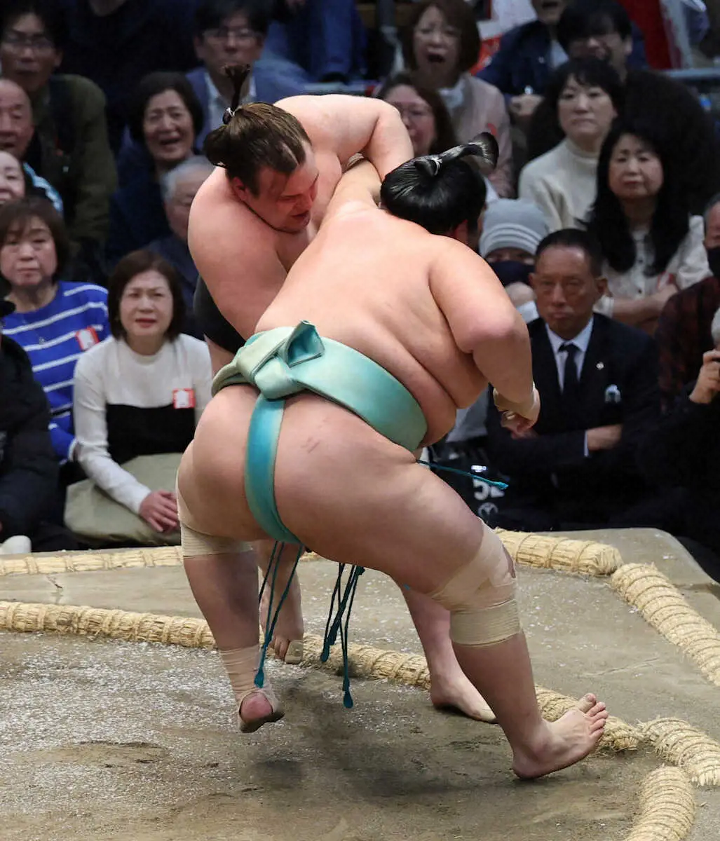 【画像・写真】単独トップの関脇霧島が王鵬を下し12勝1敗　2敗不在となり14日目に勝てば3度目の賜杯