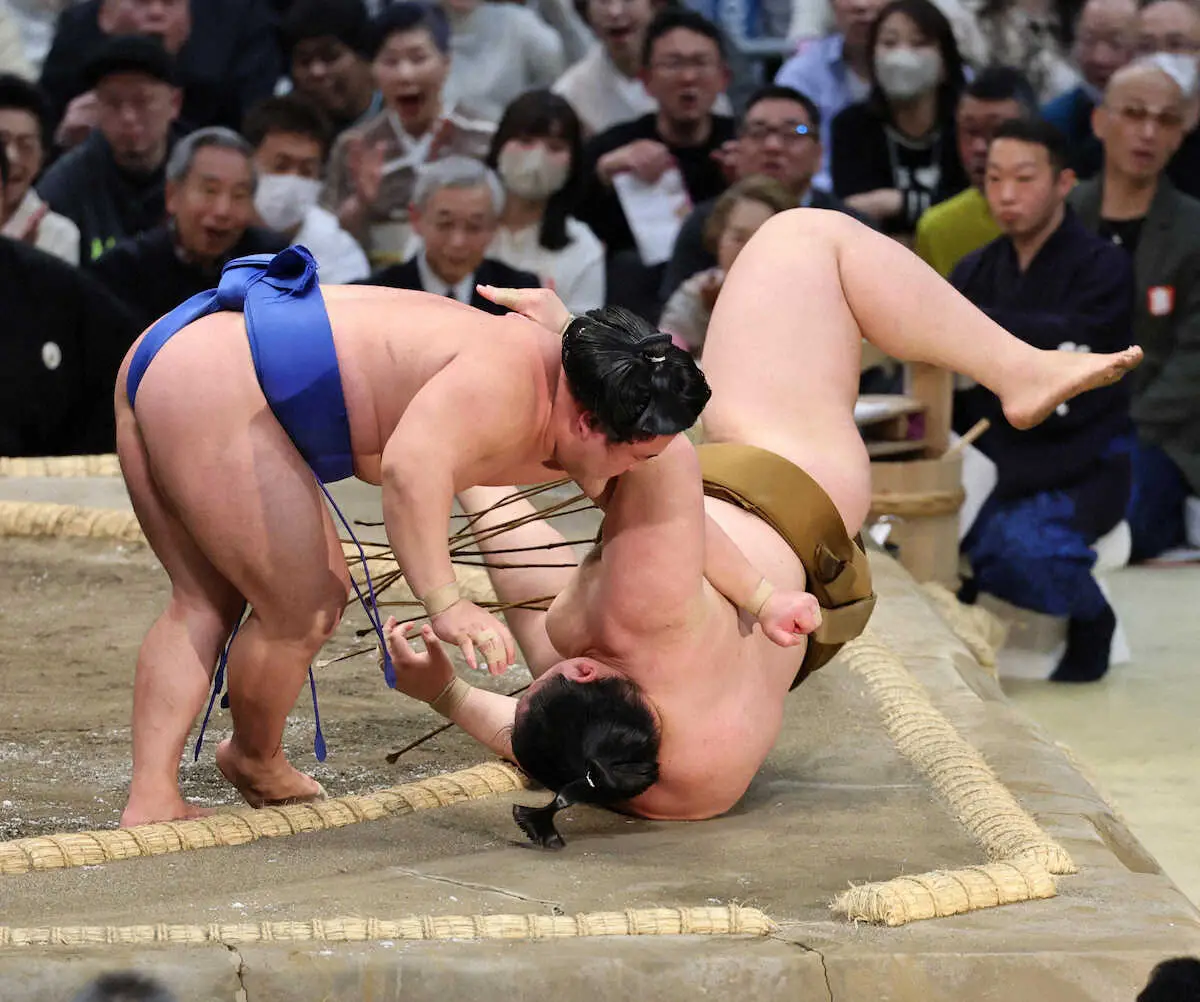 【画像・写真】「令和の牛若丸」藤ノ川が土俵際で逆転のすくい投げ　千秋楽に勝ち越して技能賞を受賞