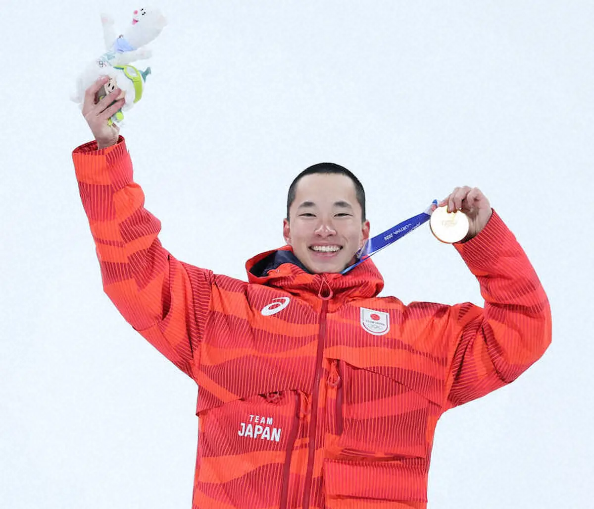 【画像・写真】スノーボード男子ビッグエアで金メダルを獲得し喜ぶ木村葵来（撮影・小海途　良幹）