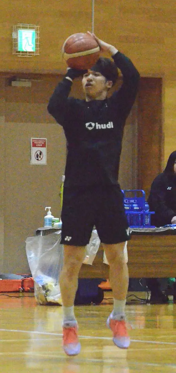 【画像・写真】果敢に3点シュートを狙う樋口