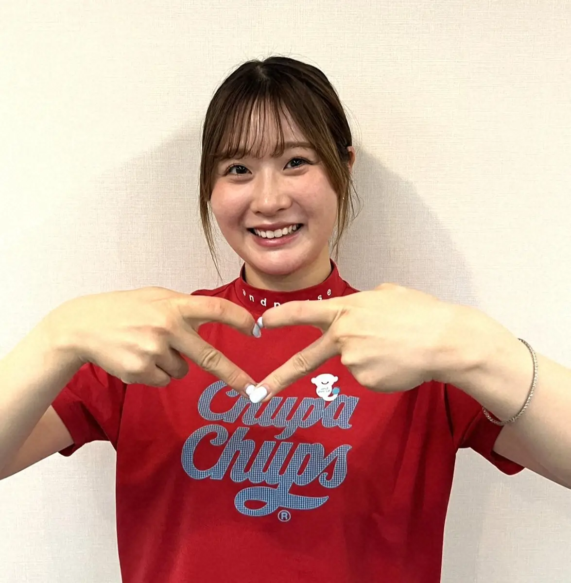 【画像・写真】両手でハートをつくる都玲華