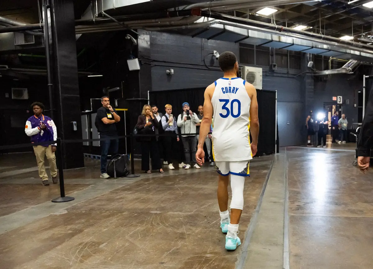 【画像・写真】【NBA】ウォリアーズ散る…カリー＆グリーンら抱擁　進退どうなる！？カーHC「少し時間を取って」