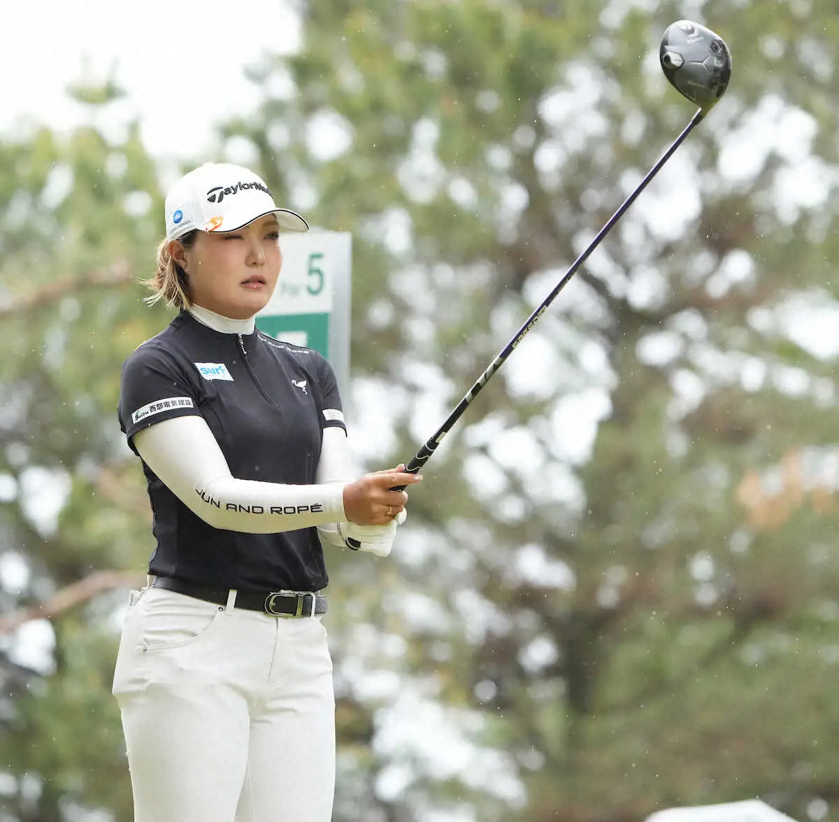 【画像・写真】鈴木愛が大会コース記録の63をマークして通算10アンダーで首位　高橋彩華が65で回りトップタイ