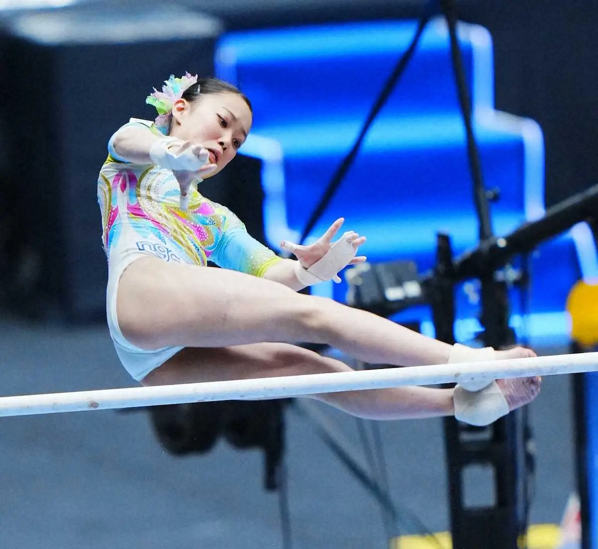 【画像・写真】＜第80回全日本体操個人総合選手権　女子決勝＞段違い平行棒の演技をする西山（撮影・河野　光希）