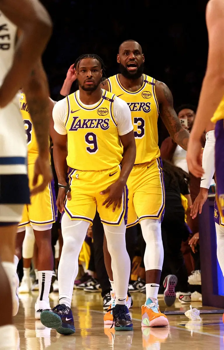 【画像・写真】レブロン・ジェームズとブロニー・ジェームズ（左）（ロイター）