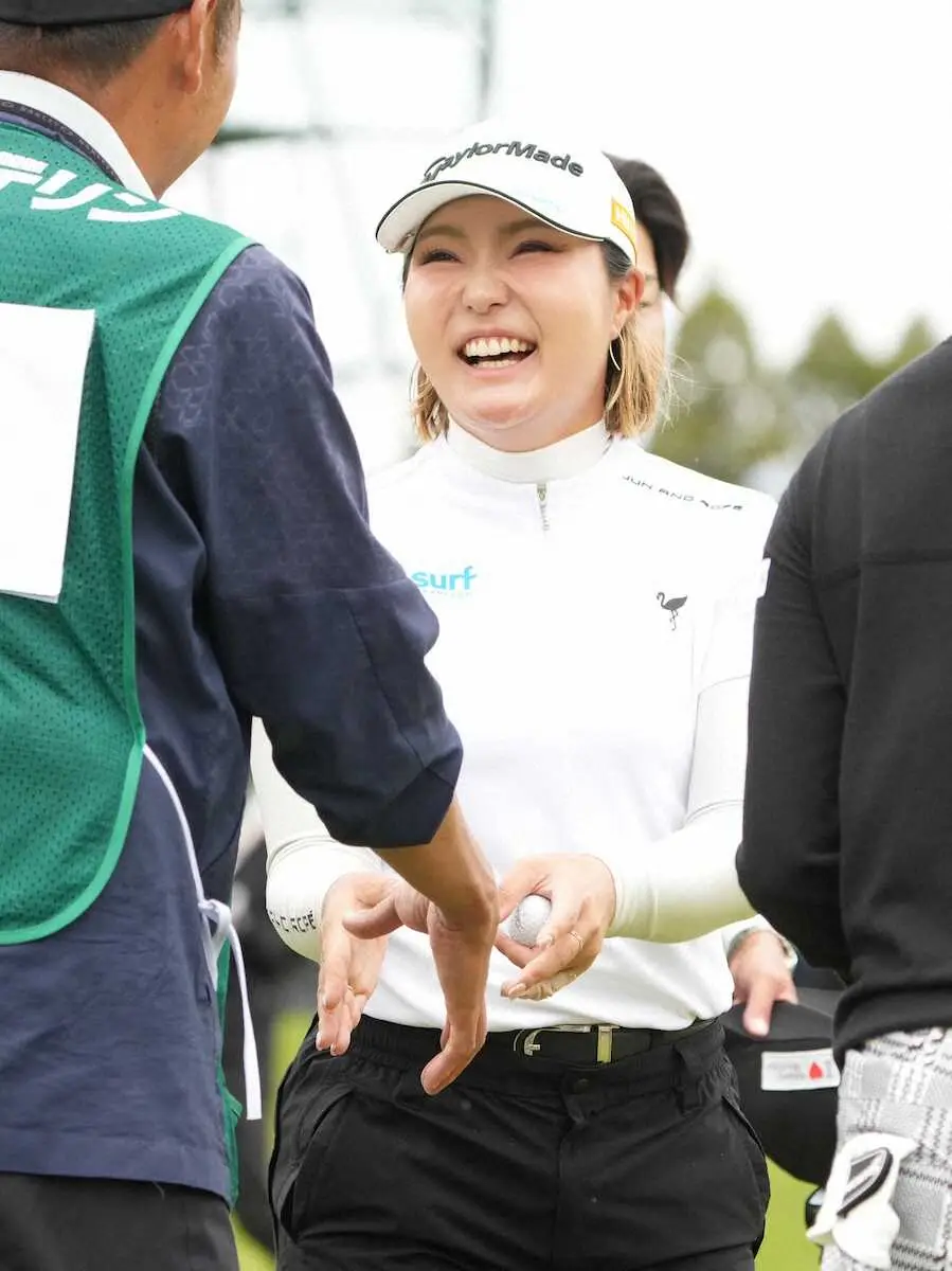 【画像・写真】【女子ゴルフ】高橋彩華が鈴木愛とのマッチレースを制し今季2勝目「複数回Vを早く達成できてうれしい」