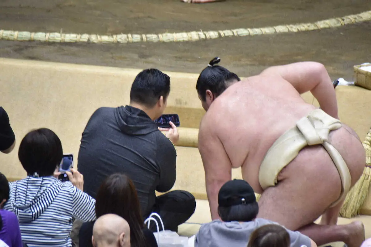 【画像・写真】楯山親方（左）のスマホ動画で足の運びをチェックする熱海富士