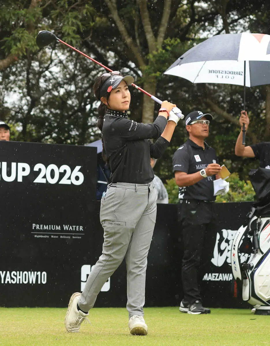 【画像・写真】＜前澤杯　第1日＞18番、宮里（右奥）が見つめる中、ティーショットを放つ青木（撮影・西川祐介）