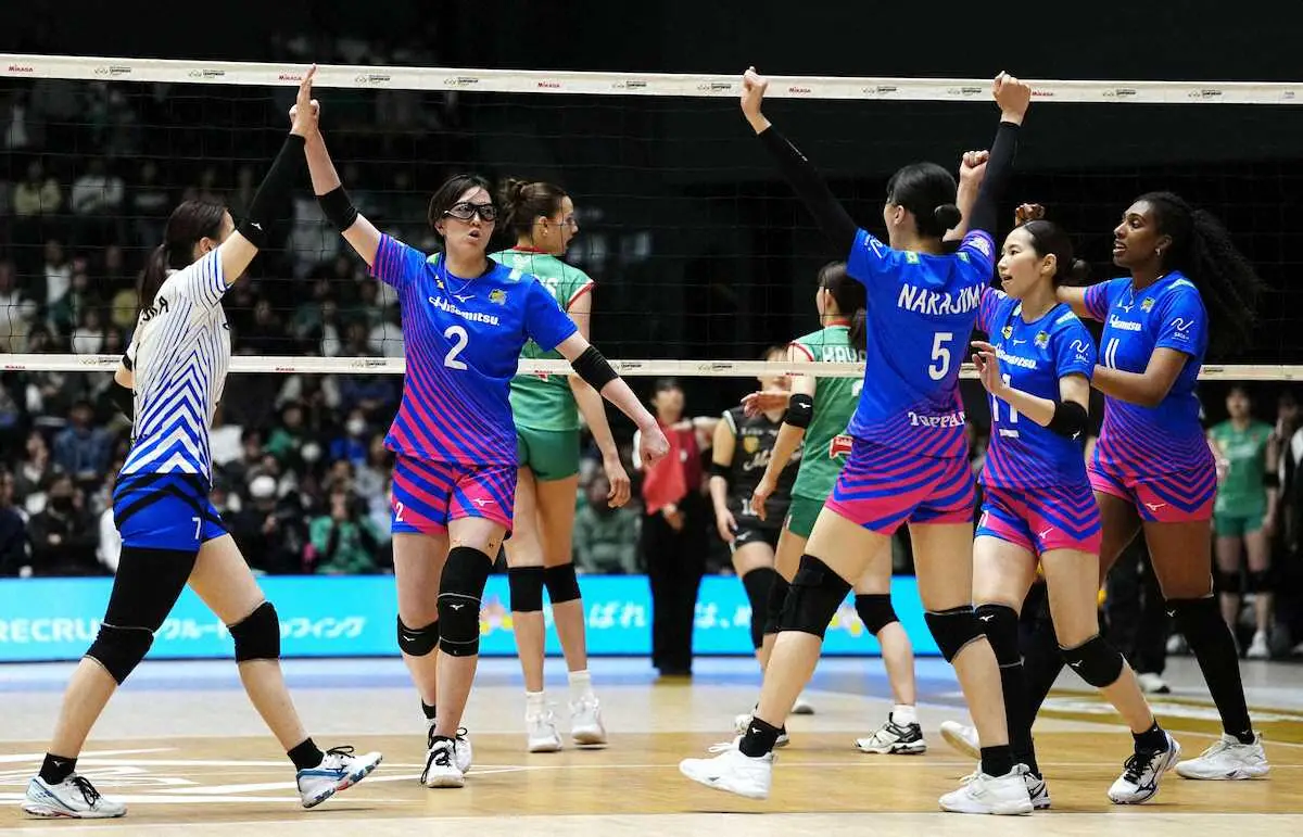 【画像・写真】＜SAGA久光―大阪M＞第3セット、ポイントを奪い喜ぶSAGA久光・荒木（2）。右端はサムディ