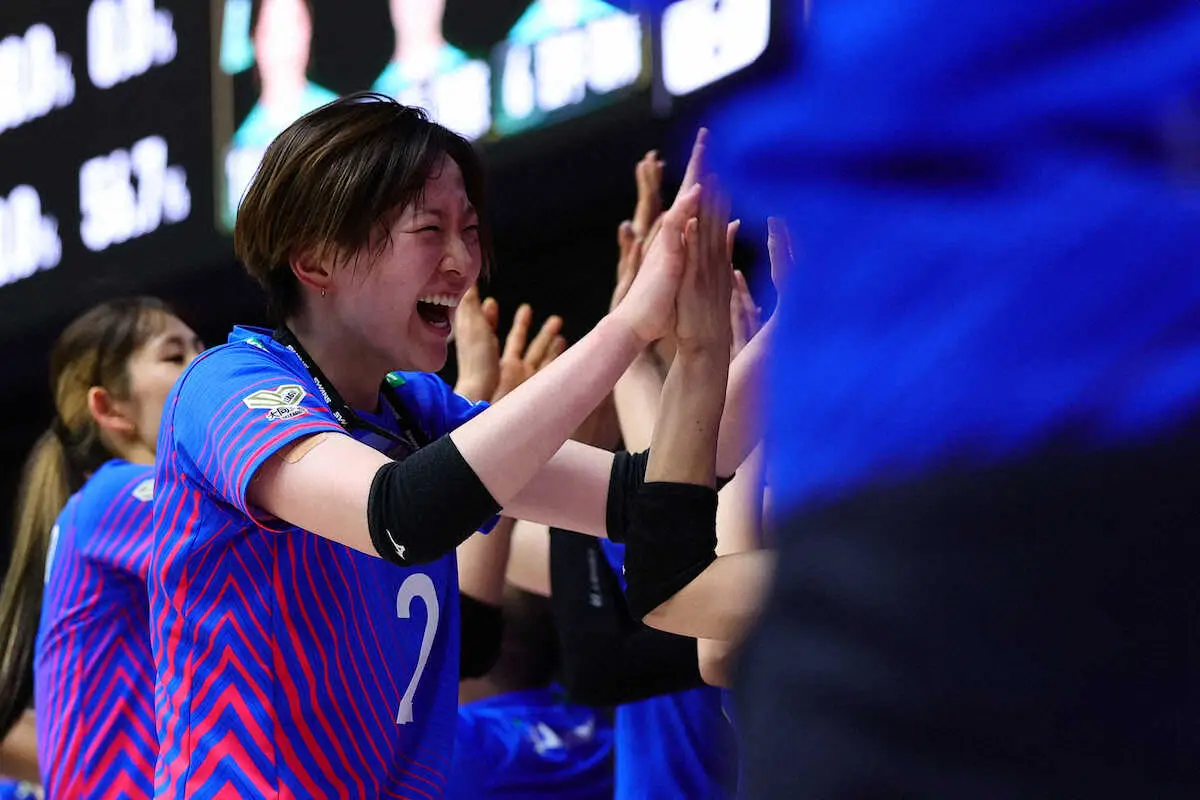 【画像・写真】＜SV.LEAGUE　WOMEN　CHAMPIONSHIP　Finals　SAGA久光・大阪M＞勝利を挙げ喜ぶSAGA久光・荒木（撮影・藤山　由理）