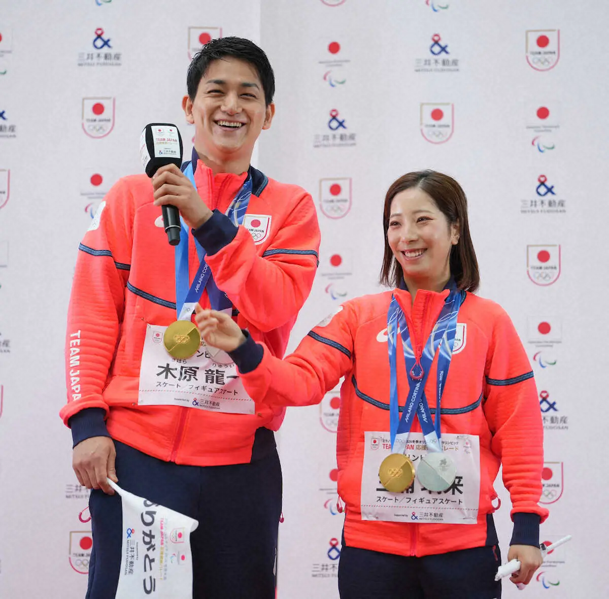 【画像・写真】＜ミラノ・コルティナ2026冬季オリンピック・パラリンピック　TEAM　JAPAN応援感謝パレード＞三浦（右）からマイクを受け取る木原（撮影・木村　揚輔）