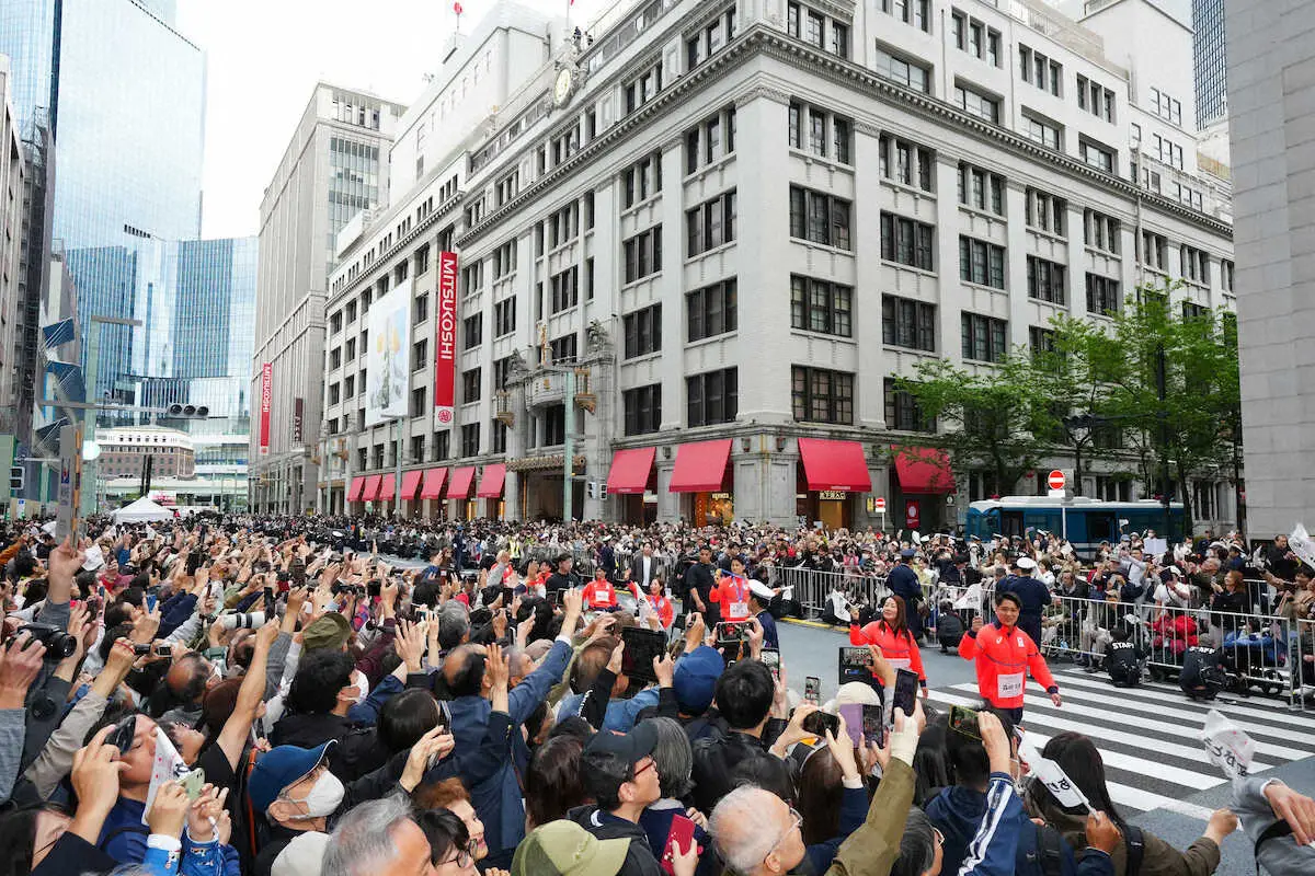 【画像・写真】＜ミラノ・コルティナ2026冬季オリンピック・パラリンピック　TEAM　JAPAN応援感謝パレード＞日本橋を練り歩く三浦と木原（中央）ら選手たち（撮影・河野　光希）