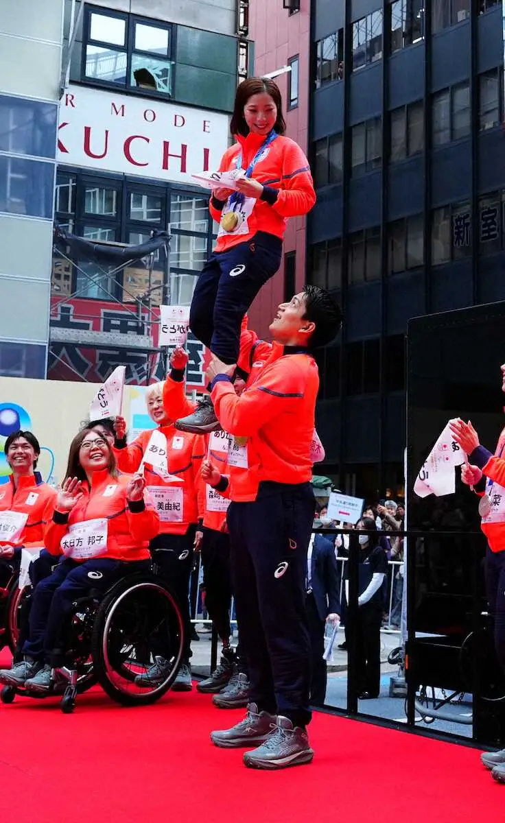 【画像・写真】＜ミラノ・コルティナ2026冬季オリンピック・パラリンピック　TEAM　JAPAN応援感謝パレード＞サブステージで木原龍一にリフトされる三浦璃来（撮影・長久保　豊）