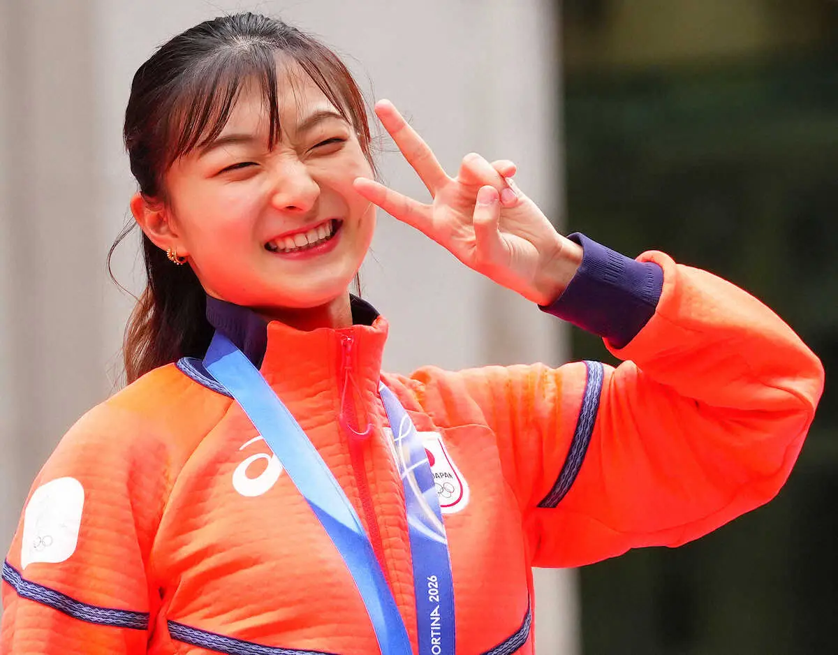 【画像・写真】＜ミラノ・コルティナ2026冬季オリンピック・パラリンピック　TEAM　JAPAN応援感謝パレード＞ポーズをとる坂本（撮影・河野　光希）