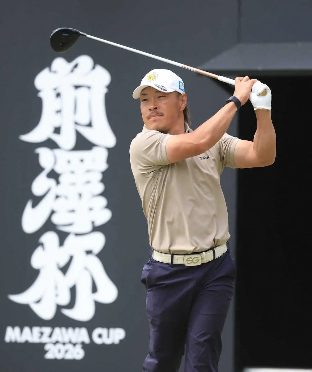 【画像・写真】＜前澤杯　第3日＞1番、ティーショットを放つ藤本（撮影・西川祐介）
