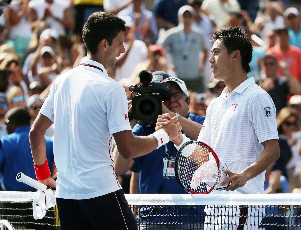 【画像・写真】14年全米OPテニス男子シングルス準決勝に勝利し、ジョコビッチ（左）と健闘を称え合う錦織