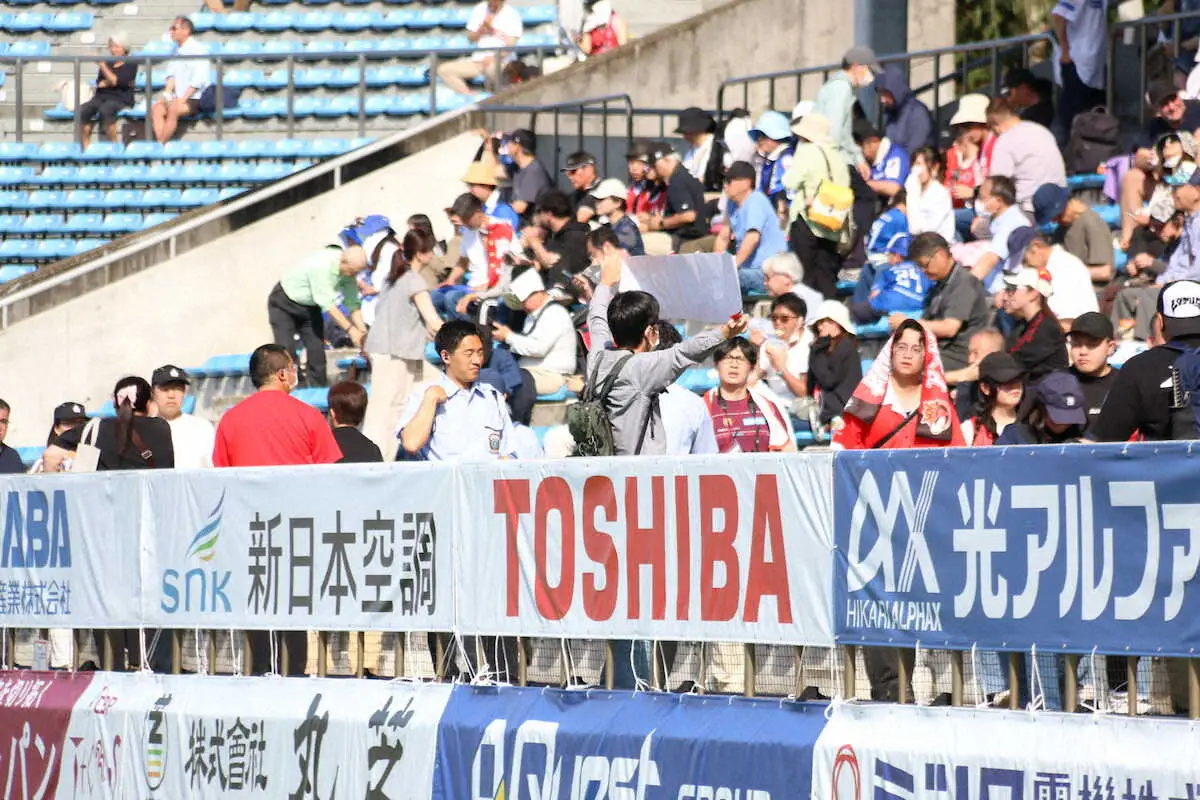 【画像・写真】【リーグワン】「差別カテゴリA2反対」ハーフタイムに横断幕掲げるも警備員が制止か　BL東京―静岡戦