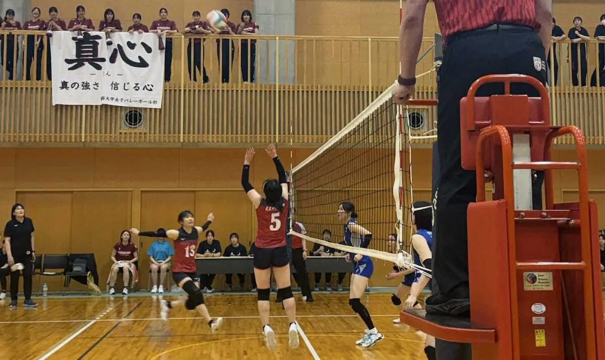 【画像・写真】＜RIGAVIL　CUP2026　関西大学バレーボール連盟春季リーグ戦　武庫川女大・龍谷大＞5勝目を挙げた武庫川女大の攻撃（関西大学バレーボール連盟提供）