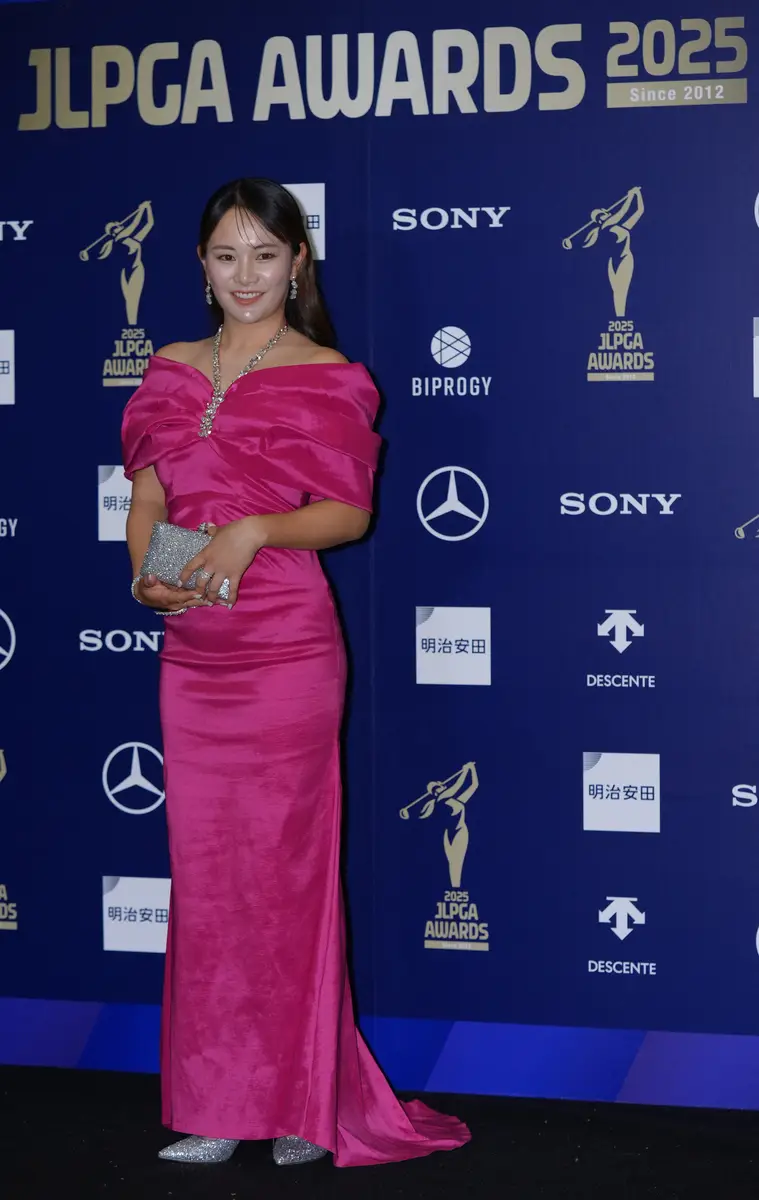【画像・写真】河本結　ワンショルダーのドレス姿披露し「前夜祭でした」　7日からの国内メジャーの今季初戦に出場