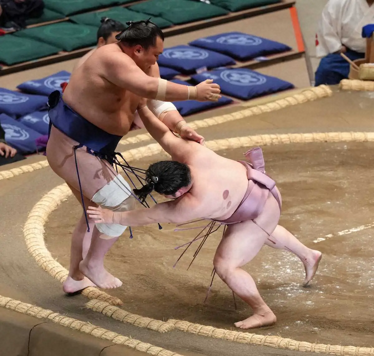 【画像・写真】不死鳥・炎鵬が十両として3年ぶり勝利「あの日を払拭できた。つくづく今までやってきてよかった」