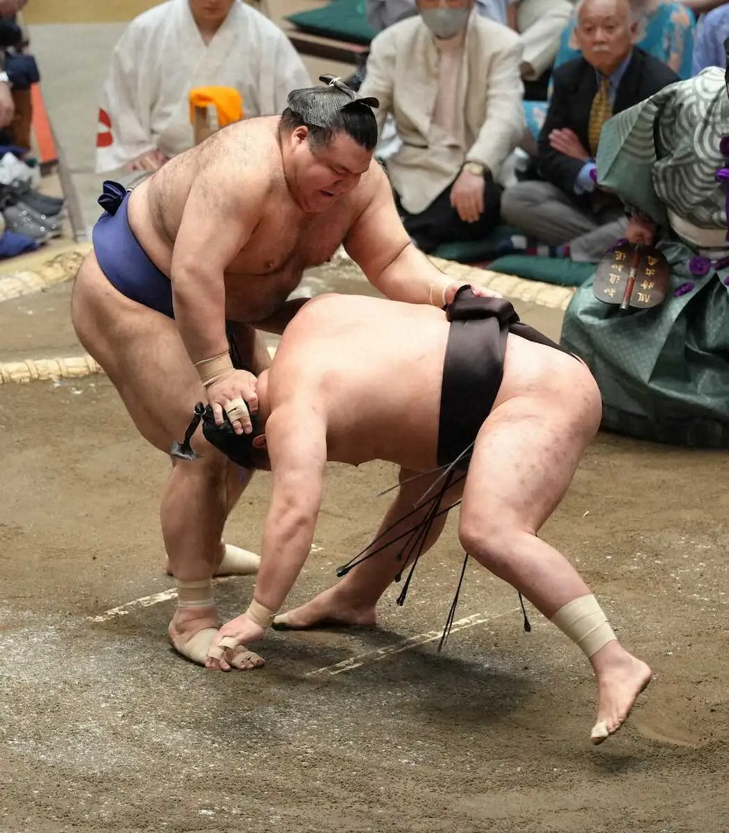【画像・写真】夏場所は波乱の幕開け　横綱・豊昇龍にアクシデント　高安に敗れて右足負傷か
