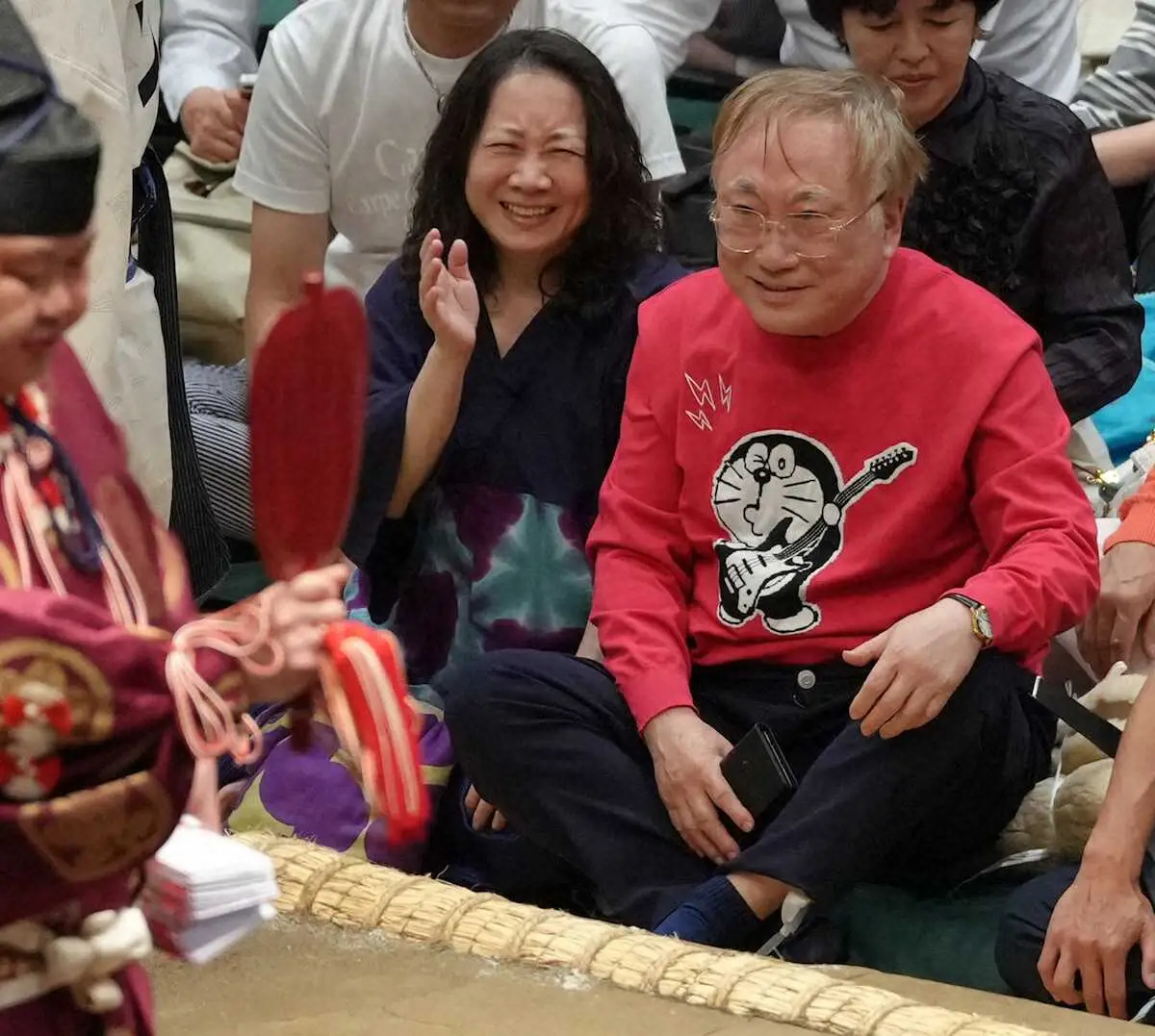 【画像・写真】＜夏場所2日目＞観戦する高須クリニックの院長夫妻（撮影・田中　和也）