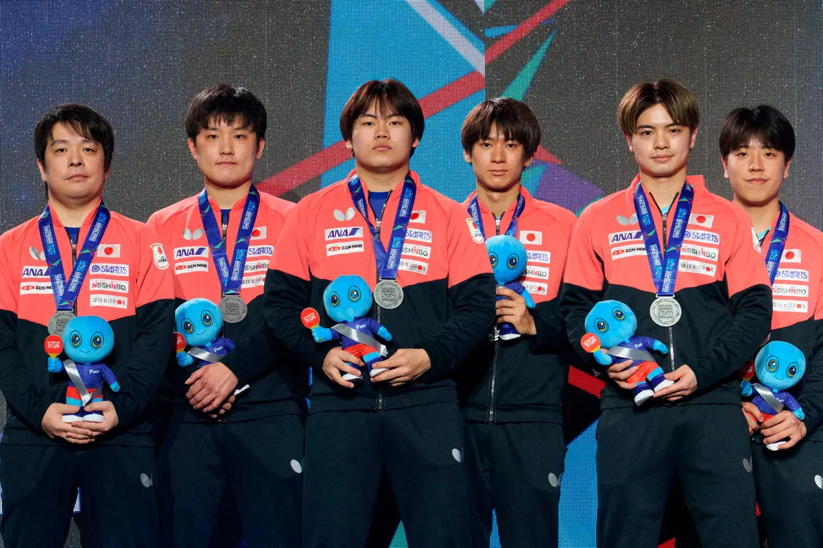 【画像・写真】卓球世界選手権団体戦で銀メダルを獲得した日本男子（AP）