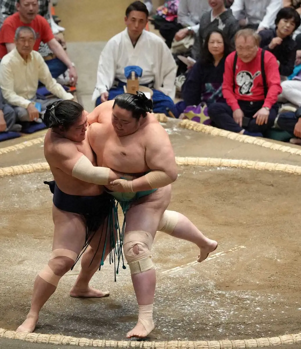 【画像・写真】＜夏場所2日目＞琴桜 （右）を寄り切りで破る若隆景（撮影・田中　和也）