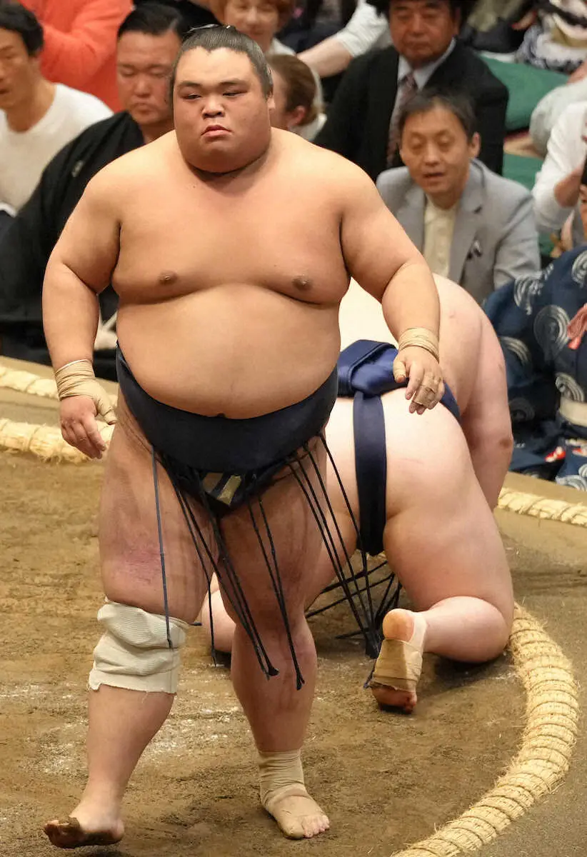 【画像・写真】＜夏場所2日目＞若ノ勝を突き落としで破った藤凌駕（撮影・田中　和也）