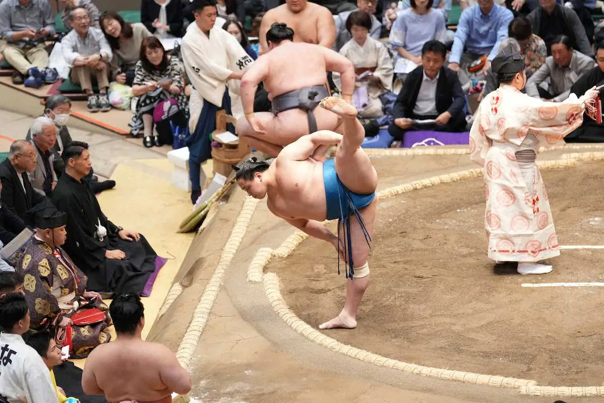 【画像・写真】＜大相撲夏場所4日目＞綺麗な四股で両国国技館を沸かせる琴栄峰（手前）（撮影・木村　揚輔）
